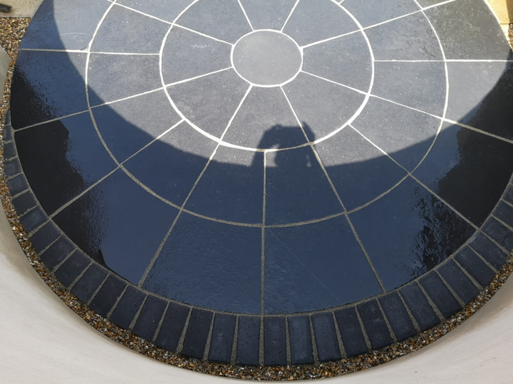 Circular paving feature